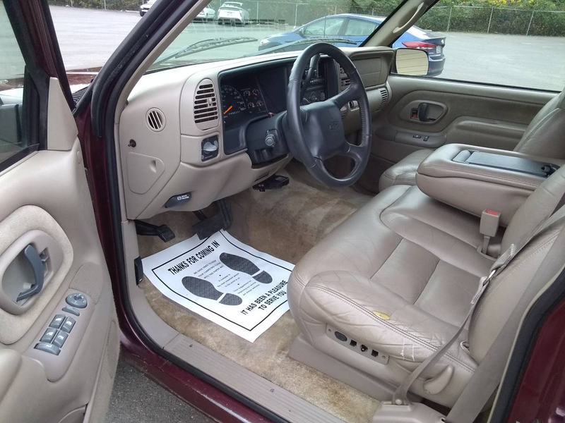 Illustration for article titled At $2,500, Is This 1999 Chevy Suburban a Bargain Even When Not Considered by Dollar Per Foot?